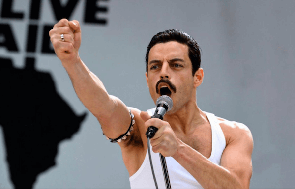 Rami Malek nei panni di Freddie Mercury